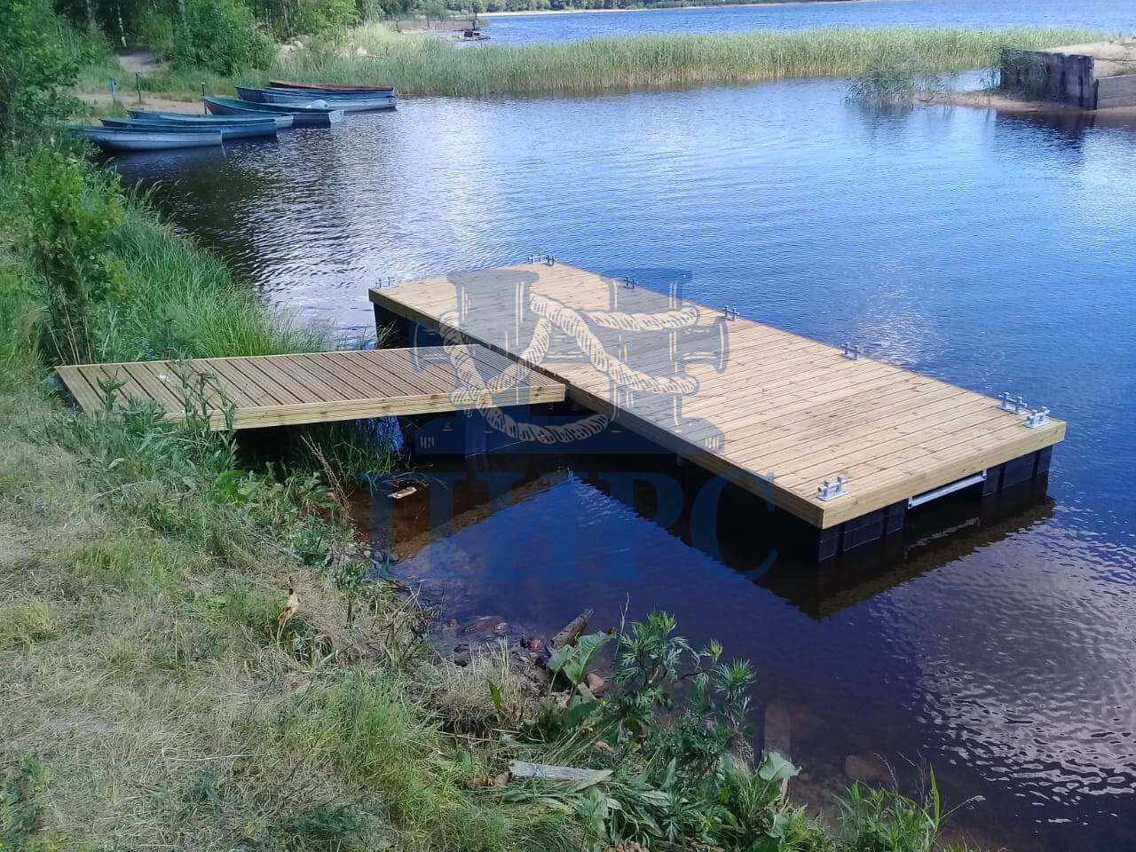 Друзья построили плавающий дом под Минском