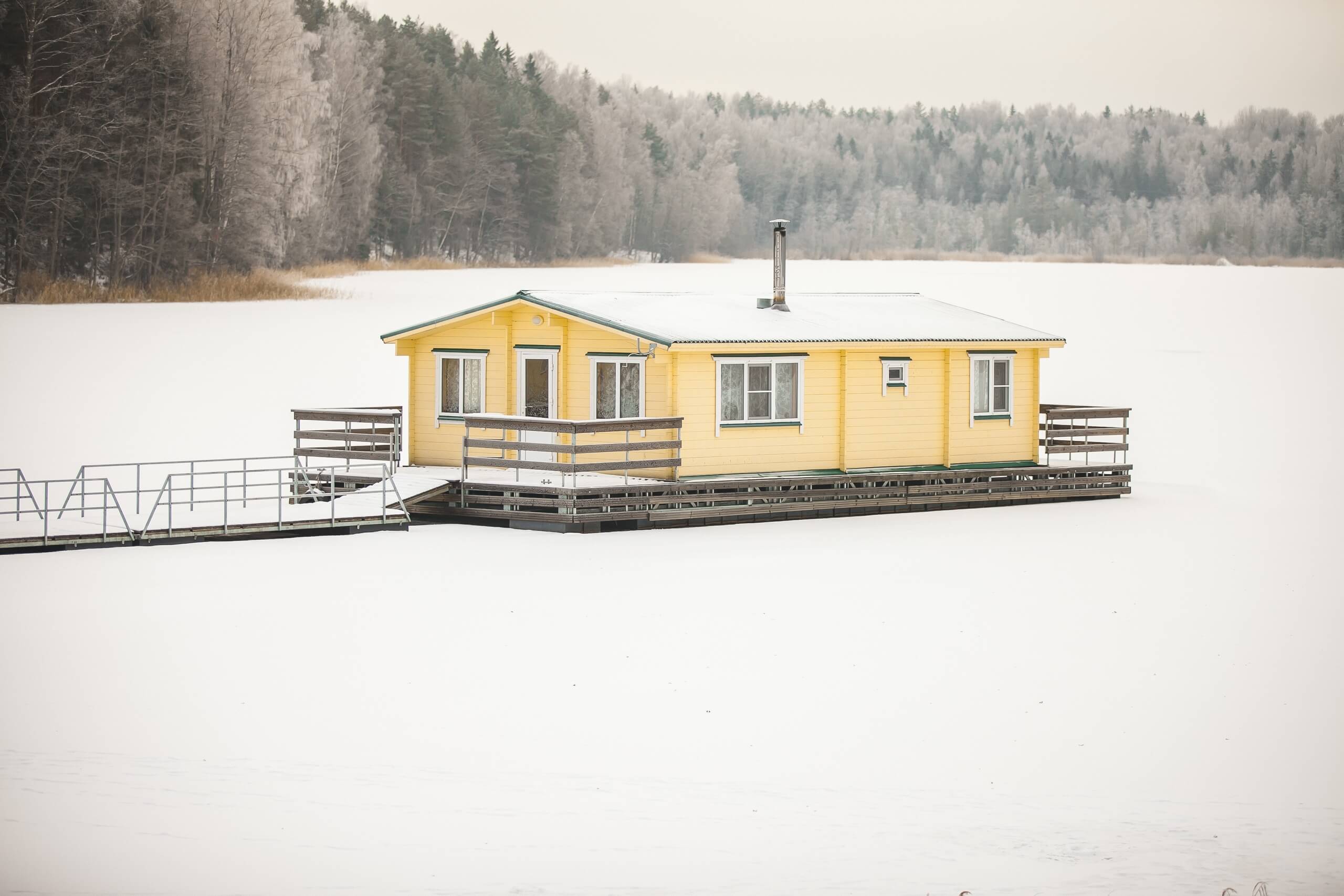 плавучий дом зимой
