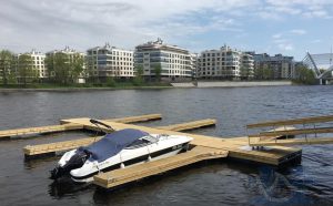 пришвартованный катер