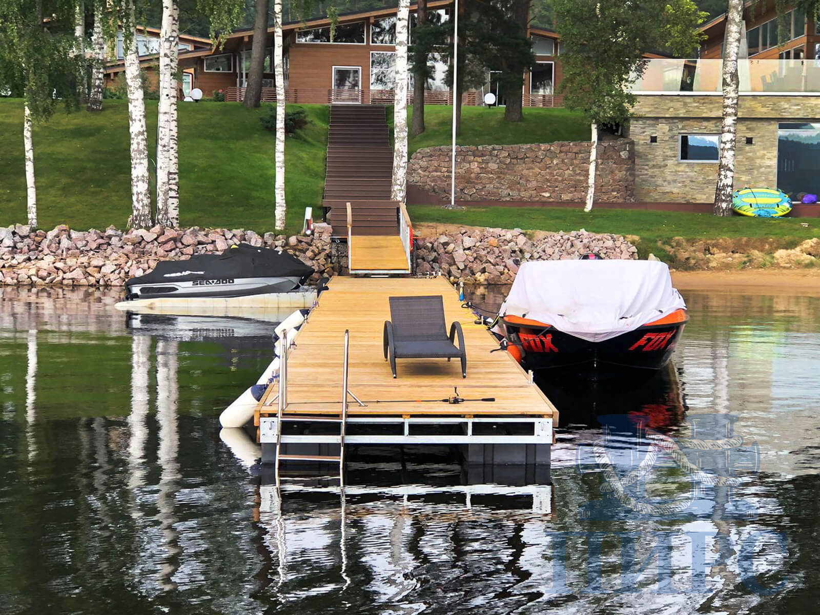 причал для лодок на озере