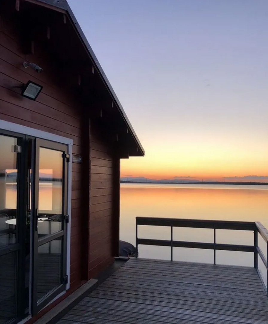 плавающий дом на понтоне