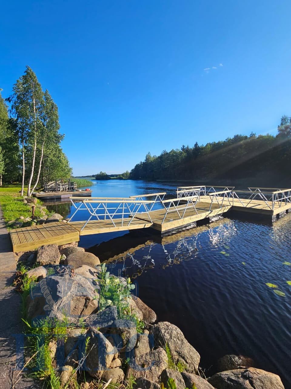 понтон на реке для купания