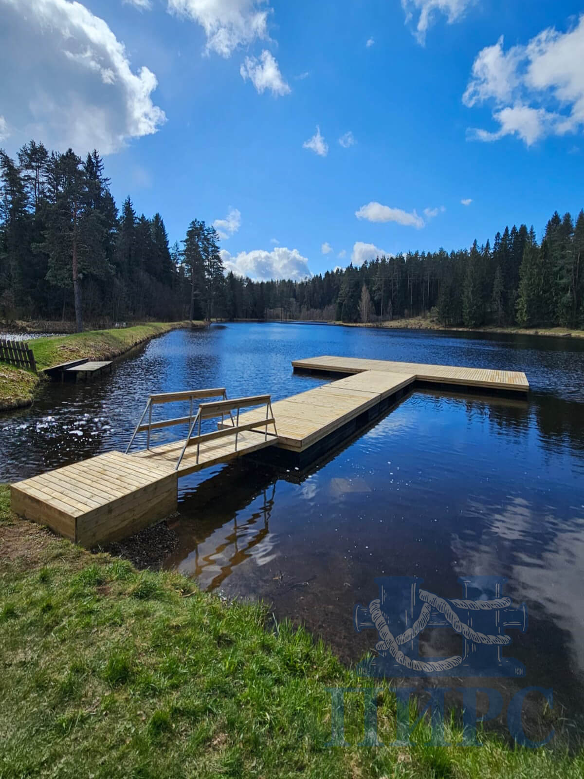 плавучая платформа на воде