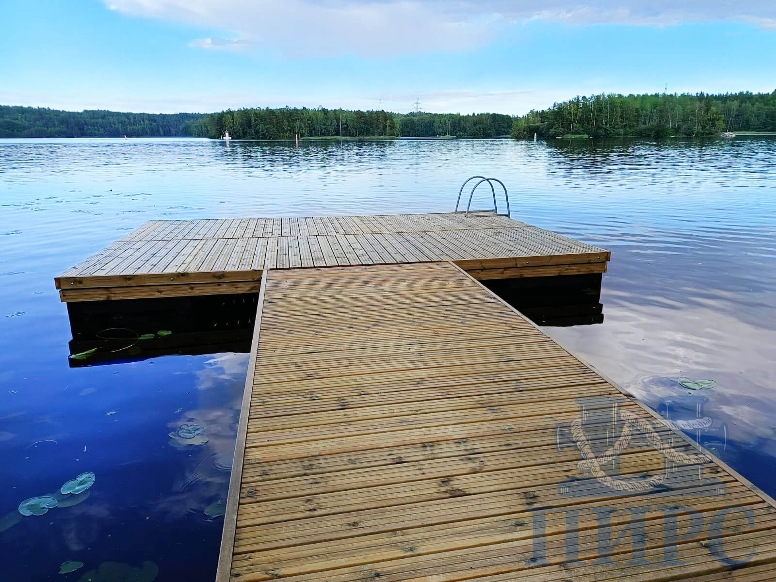 понтонная площадка для купания на озере
