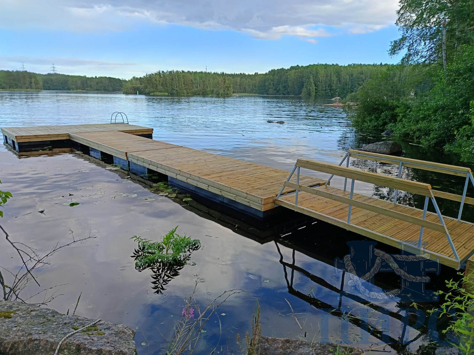 плавучий комплекс для лодок с площадкой