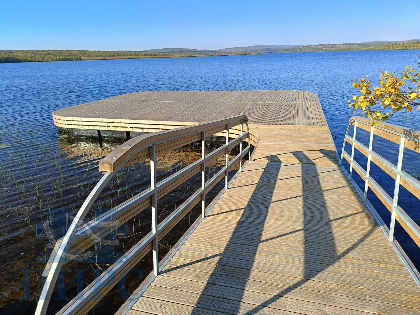 плавучая площадка на понтоне