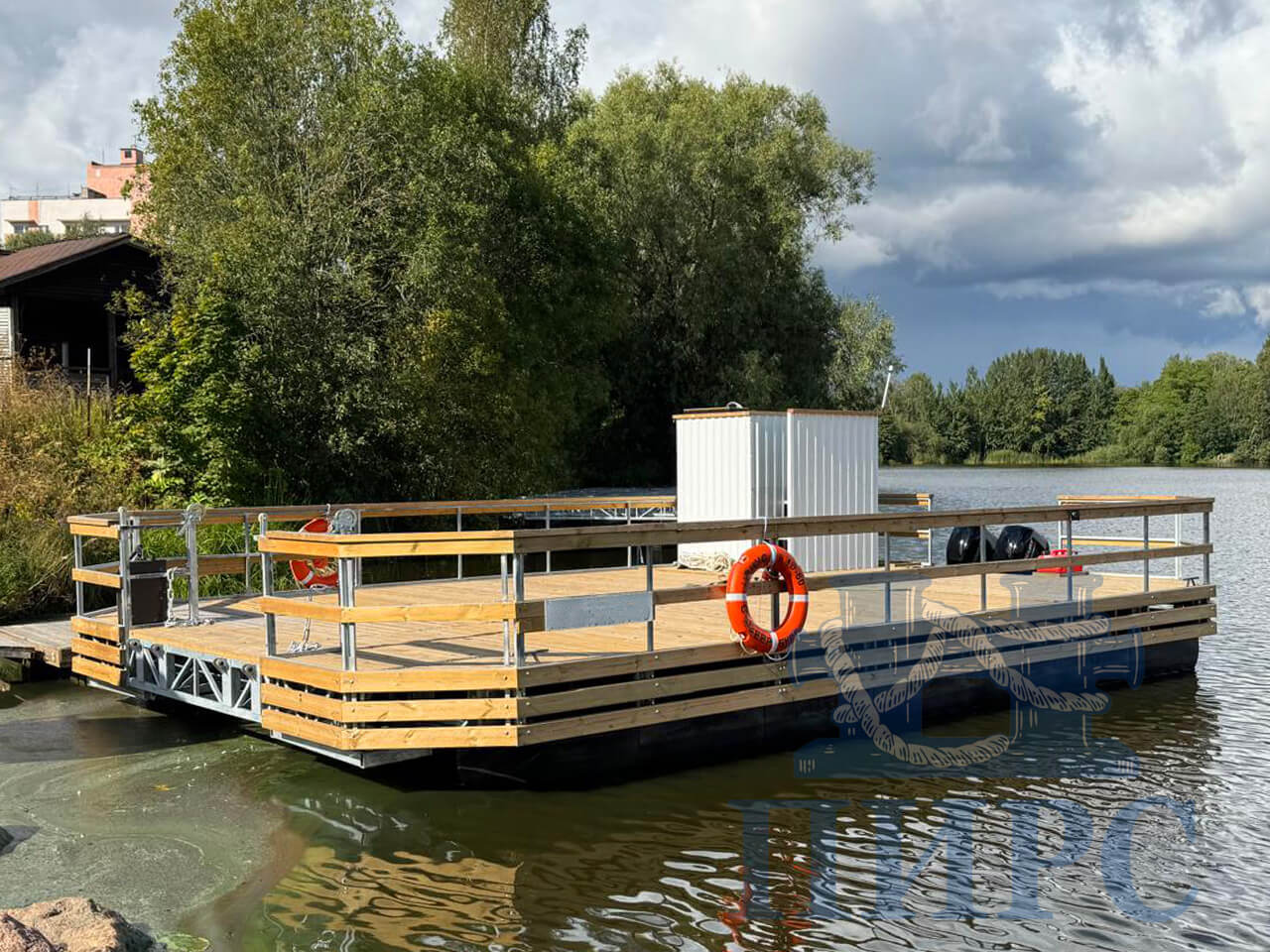 самоходный понтон с мотором