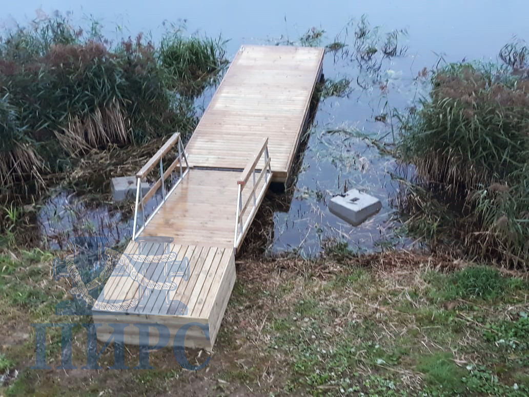 лодочный понтонный причал на волге