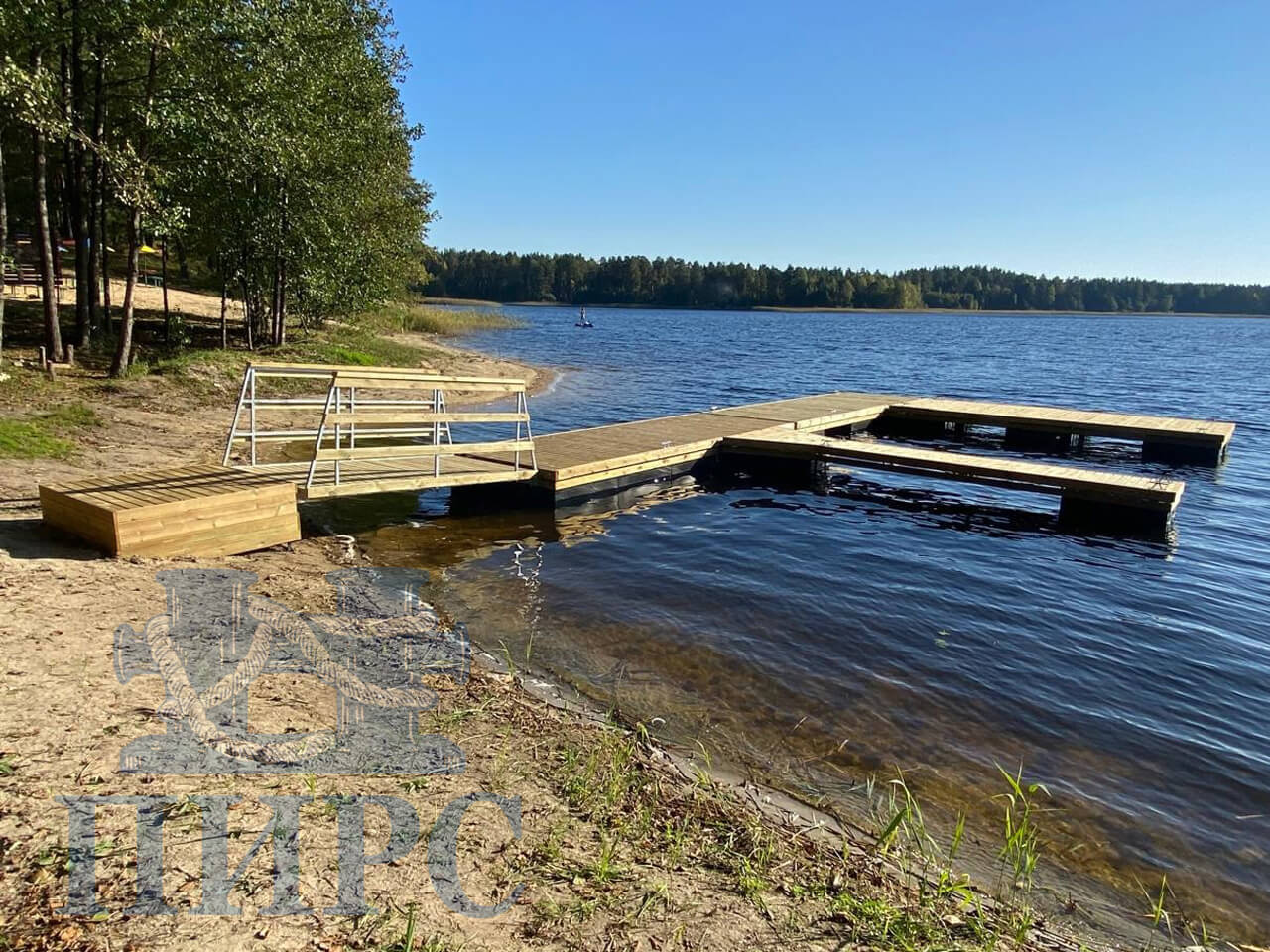 лодочный причал на понтоне