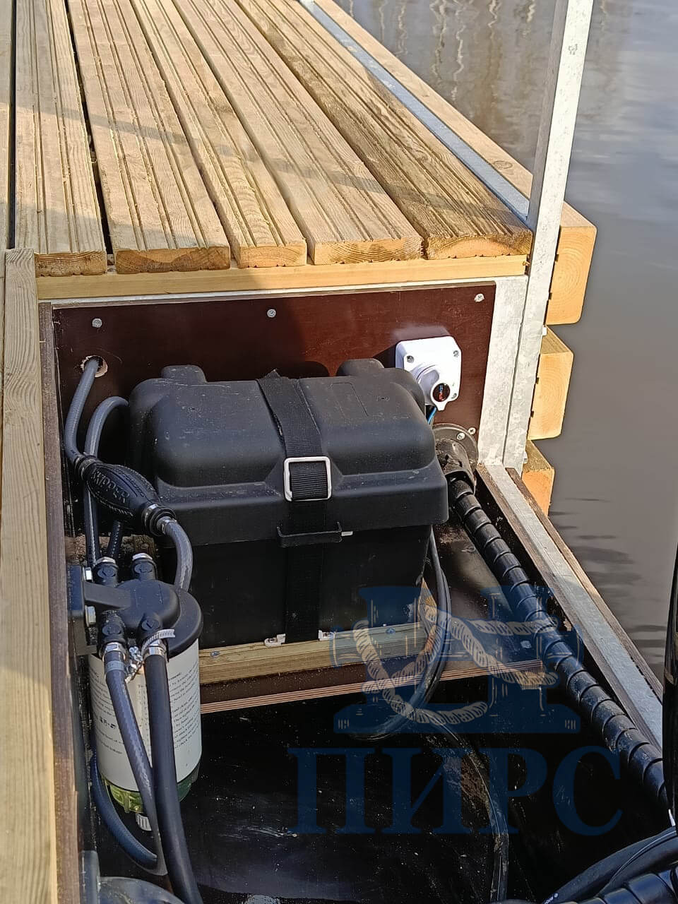 мотор на понтоне