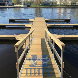 частный причал с швартовыми пальцами