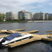 пришвартованный катер